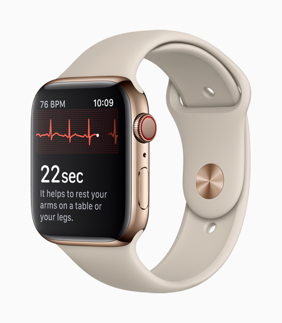 显示心电图读数的金色 Apple Watch Series 4。