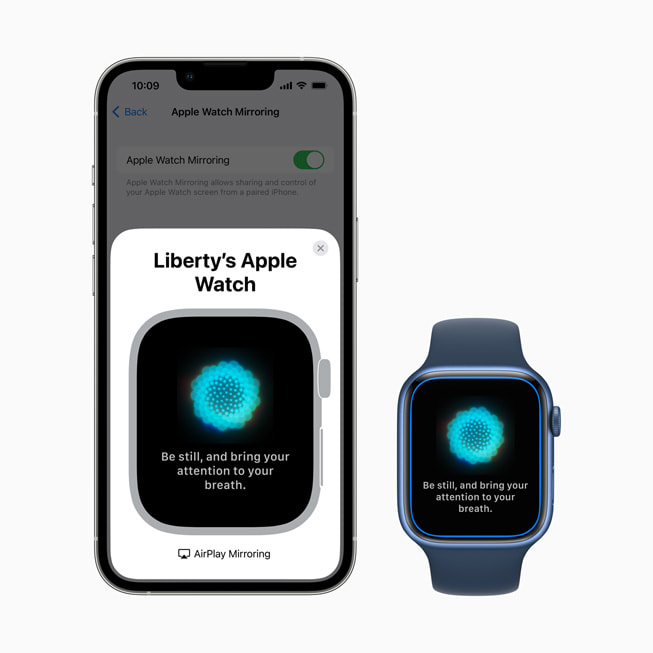 配对的 iPhone 与 Apple Watch 展示用户可以使用 Apple Watch 镜像功能查看呼吸 app。