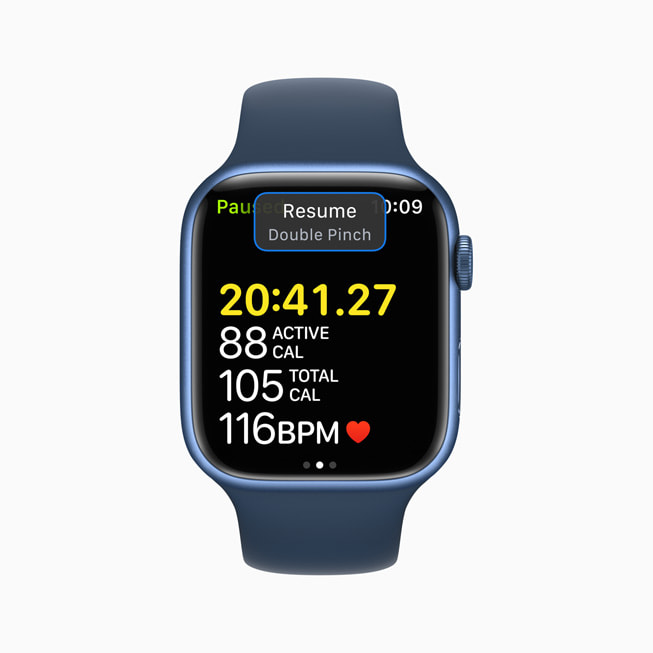 Apple Watch 屏幕上展示用户可以通过两次捏合手势来继续体能训练。