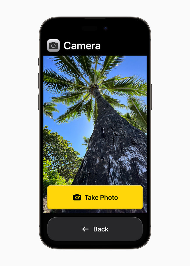 iPhone 14 Pro Max 上显示着精简版相机 app。