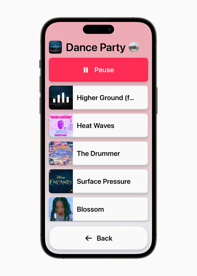 iPhone 14 Pro Max 上显示着精简版 Apple Music app。