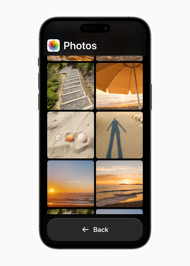 iPhone 14 Pro Max 上显示着精简版照片 app。