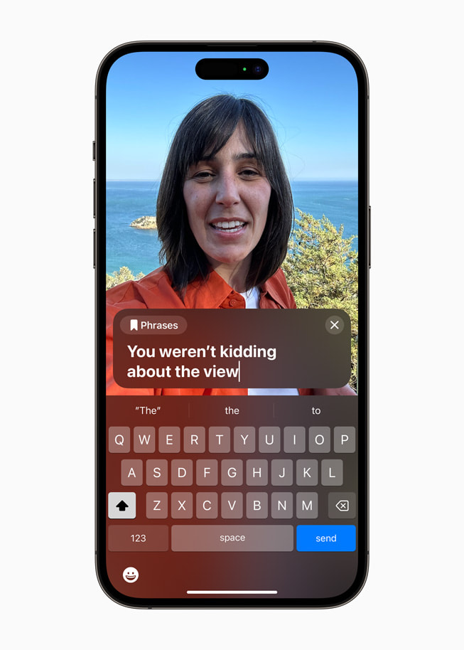 iPhone 14 Pro Max 显示着 FaceTime 通话中的 Live Speech 功能。