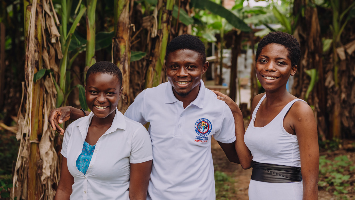 Model of Hope 计划义工 Joseph 与另外两名义工在加纳。