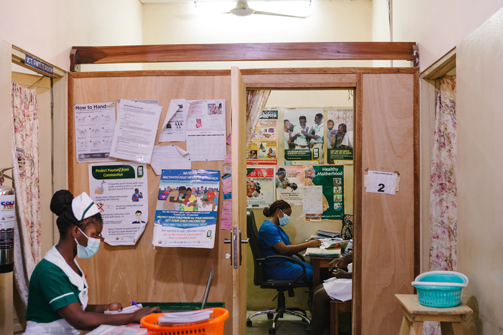 两名加纳 St. Martin de Porres 医院职员在办公室中工作。