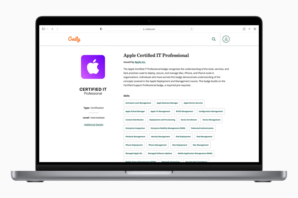 MacBook 与 iPhone 屏幕展示 Apple 的更新版 IT 支持管理专业培训与认证。