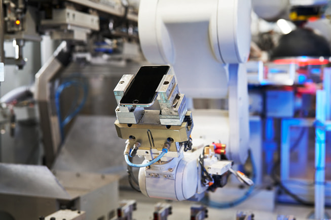 Apple 位于得克萨斯州奥斯汀材料回收实验室里的 iPhone 拆解机器人 Daisy。
