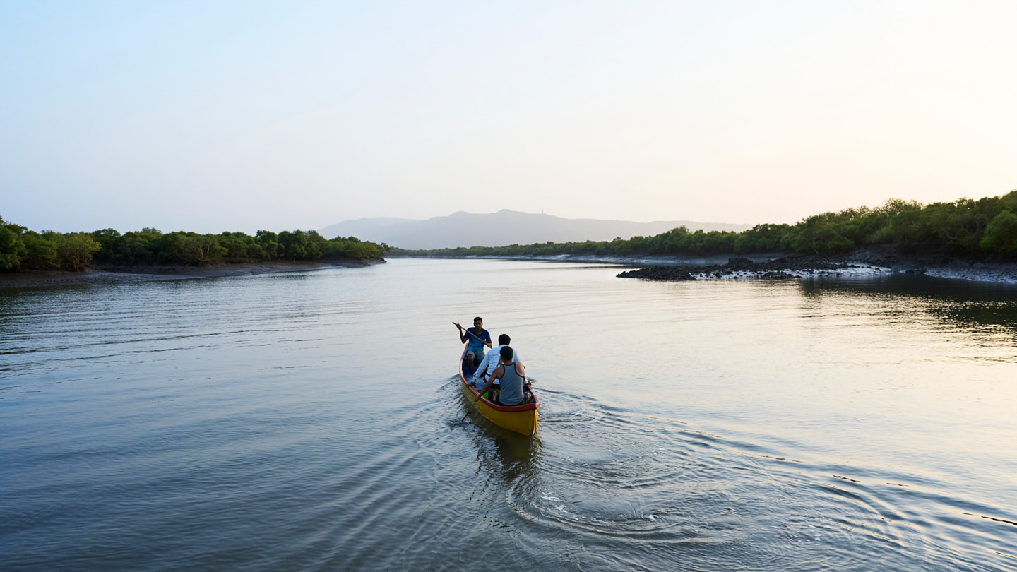 印度马哈拉施特拉邦，三人乘独木舟顺流而下。
