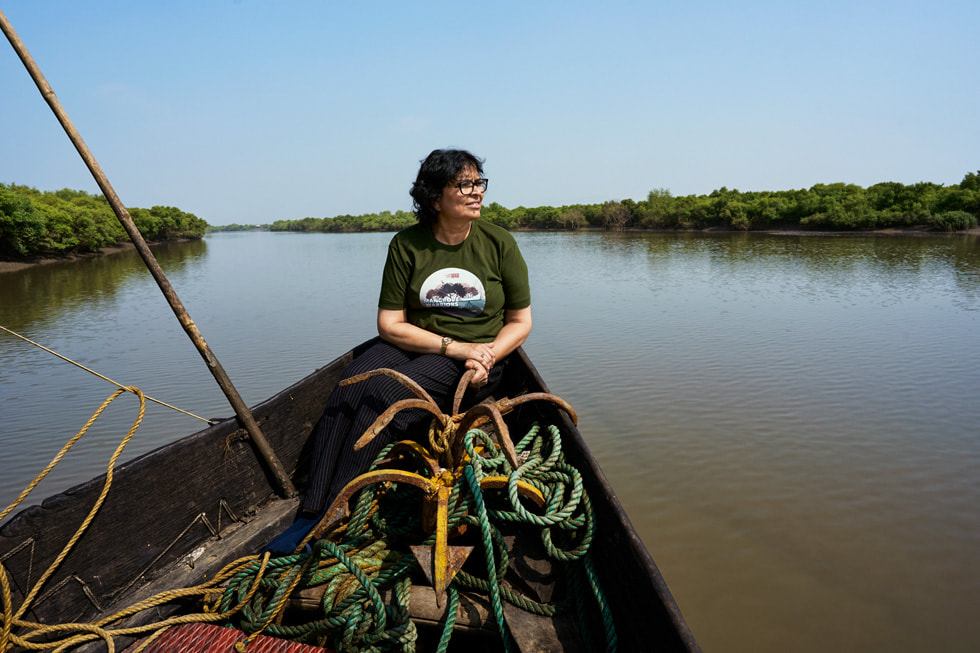 Applied Environmental Research Foundation 主席 Archana Godbole 在印度乘独木舟。
