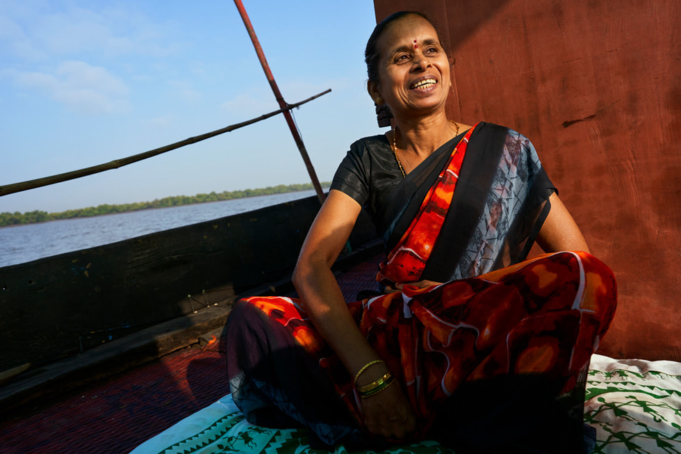 农民 Usha Thakur 坐在 Amba 河边。
