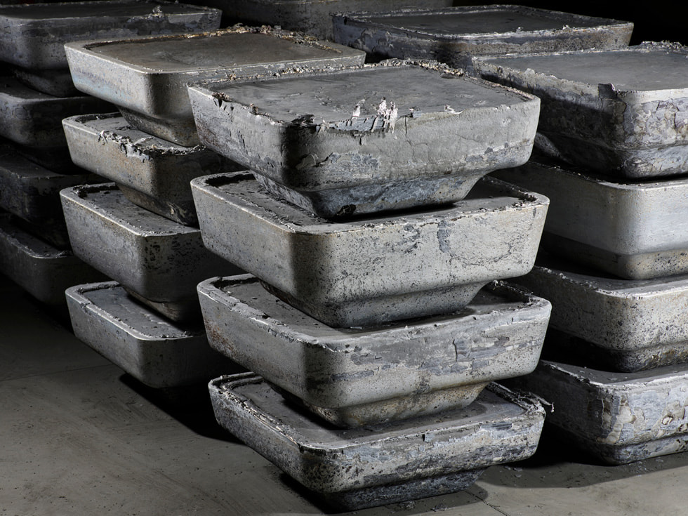 货架上展示 ELYSIS 公司生产的低碳铝金属。