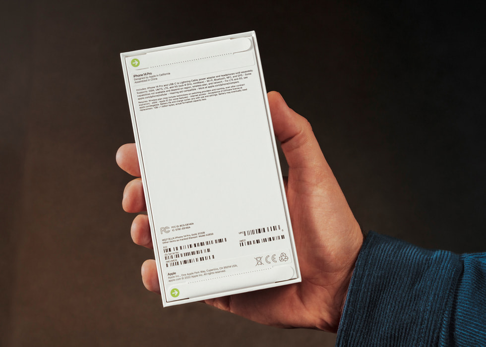 iPhone 14 Pro 包装盒，文字直接印刷在包装上。