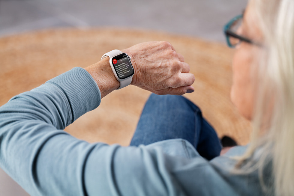 Apple Watch Series 8 向一位年长女性发出心率过高通知。