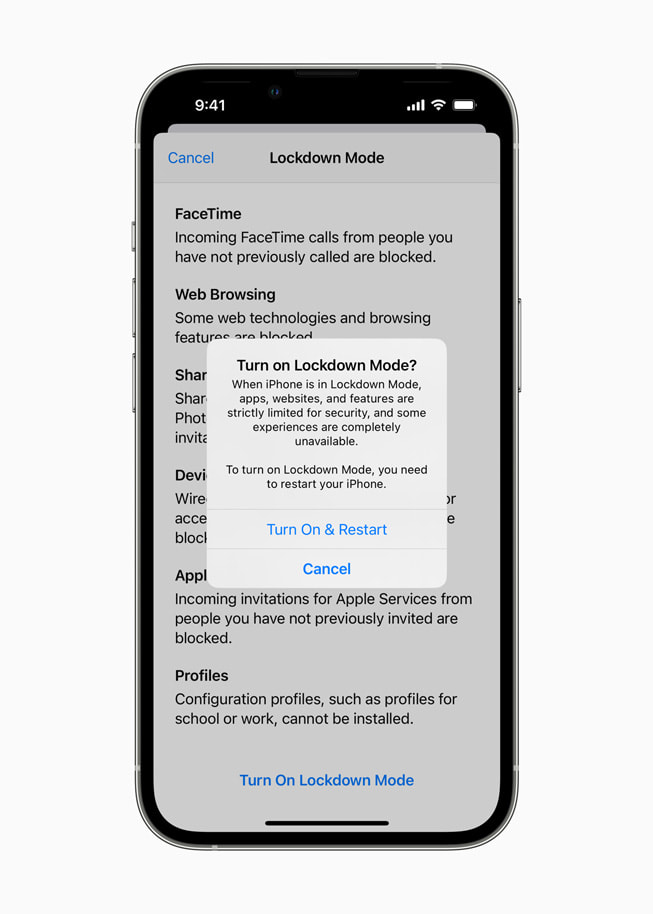 iPhone 屏幕上显示新的 Lockdown 模式功能，询问用户是否希望开启此模式。