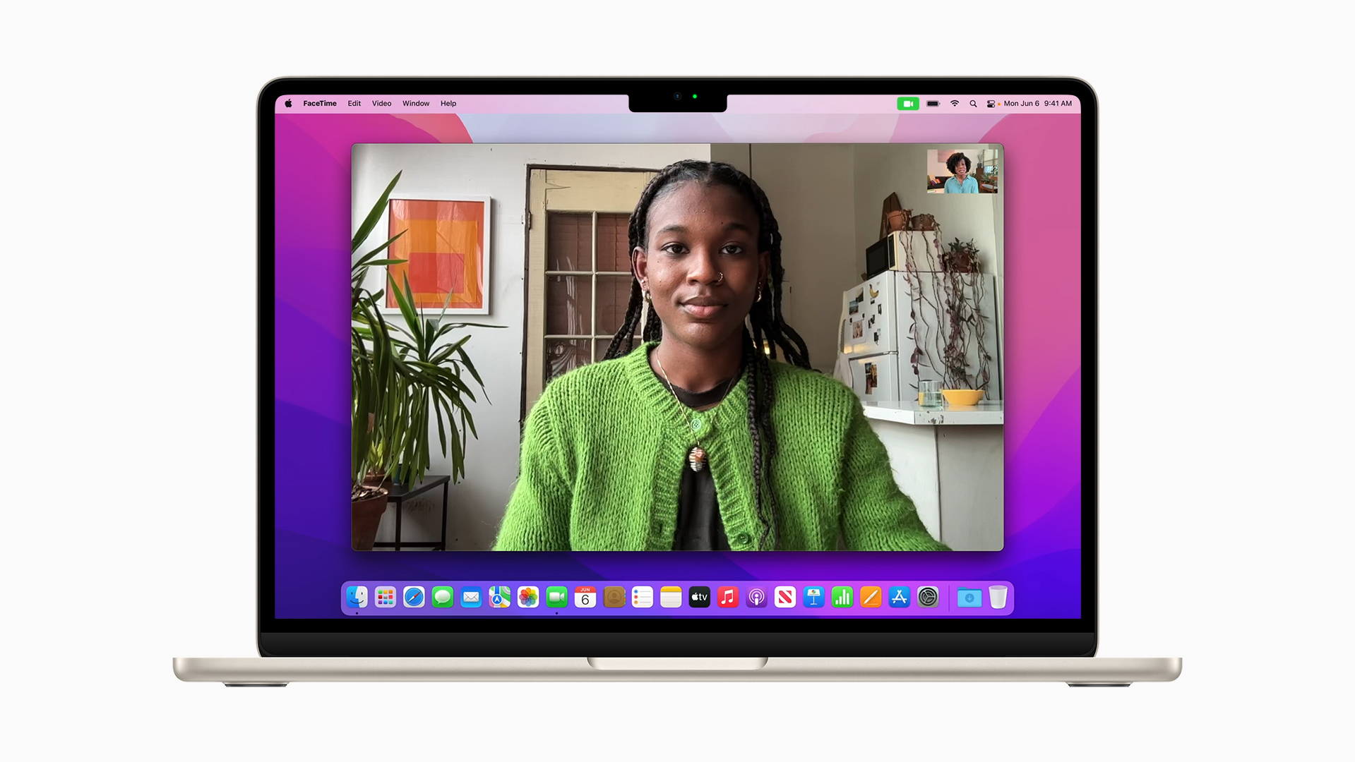 Apple-WWDC22-MacBook-Air-camera-demo-220606.jpg.large_2x.jpg