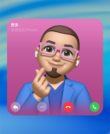 FaceTime 通话的名片海报，智绘表情位于中央，联系人名字位于左上角，回复、更多选项、挂断和接听图标均位于底部。