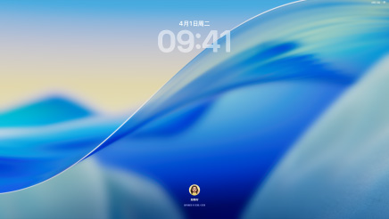 三款 Mac 机型正面朝前摆放。左侧为银色 16 英寸 MacBook Pro， 屏幕上的电话 app 显示最近联系人；中间为蓝色 24 英寸 iMac，屏幕显示 macOS Tahoe 墙纸；右侧为午夜色 13 英寸 MacBook Air，屏幕显示桌面上的聚焦搜索，以及采用 Liquid Glass 设计的程序坞和日历、时钟、天气等各种小组件。