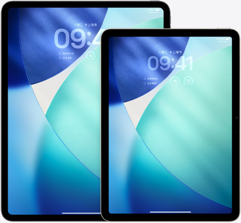 竖屏模式的 iPad Pro 和 iPad Air 并排摆放，位于前面的 iPad Air 与后面的 iPad Pro 部分交叠，锁定屏幕以半透明的 Liquid Glass 效果显示时间。