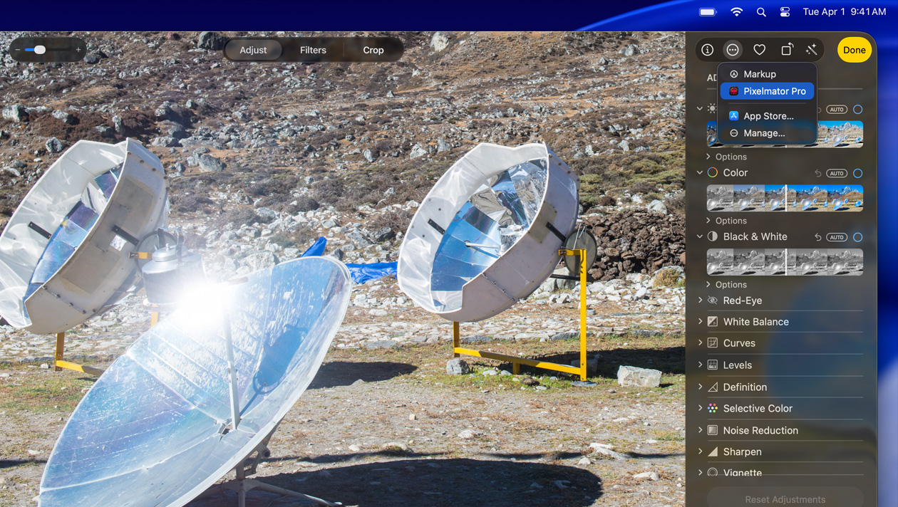 16 英寸 MacBook Pro 屏幕显示三台银色太空望远镜的照片，以及图像编辑工具。