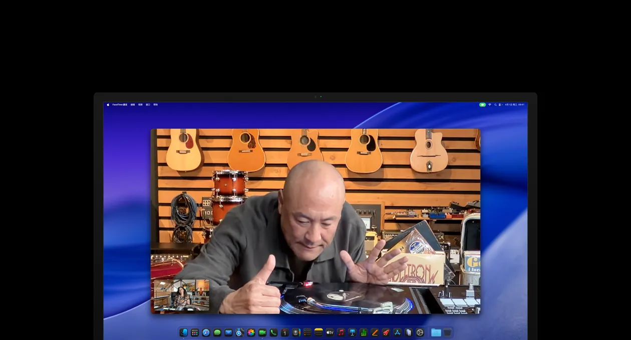 正在进行的视频通话中，一个人在乐器店近距离观察唱机转盘，Center Stage 摄像头确保他始终处于画面中央。