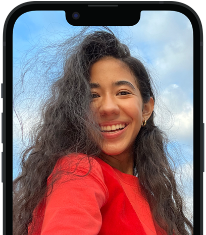 “旁白“功能描述 iPhone 上“一个穿着红衬衫的人在多云的蓝天前摆姿势拍照。“的照片，并显示语音输出内容。