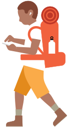 一个人背着登山背包并佩戴助听器,正在低头查看手中的 iPhone。