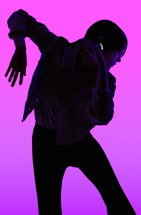 一个人正在跳舞的侧影，此人的左臂在下，右臂在上，脸部被背景映衬成紫色，突显出稳稳戴在右耳上的 AirPods。