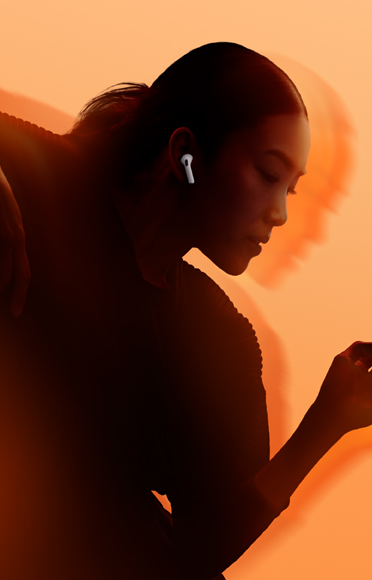 一个人戴着 AirPods 5，手臂弯曲，背景是彩色画面