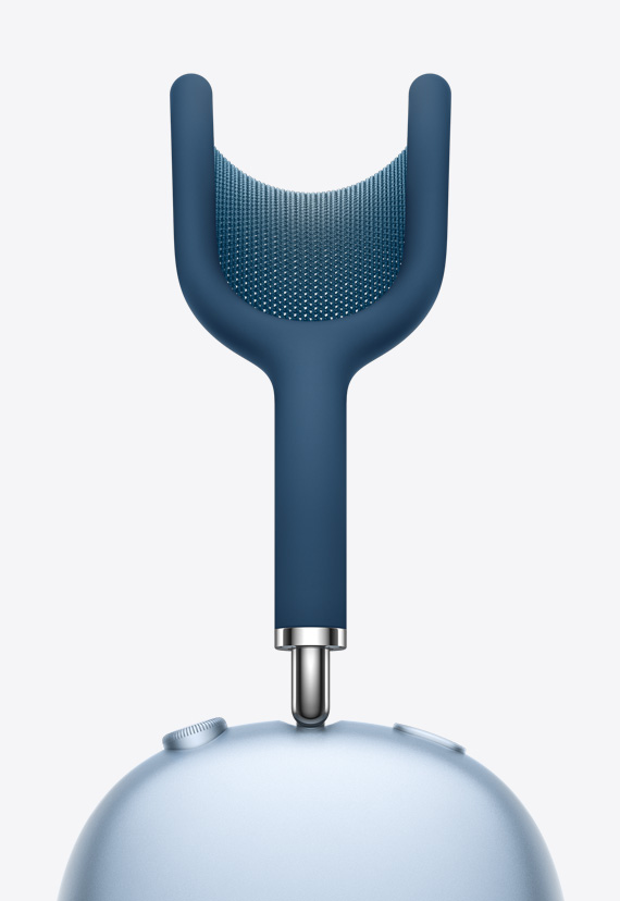 紧绷的网状织物构成天蓝色 AirPods Max 上呈 Y 字的弧形穹网，延伸至连接耳罩的伸缩套杆。