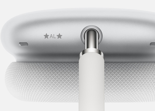 银色 AirPods Max，耳罩顶部镌刻有缩写字母。