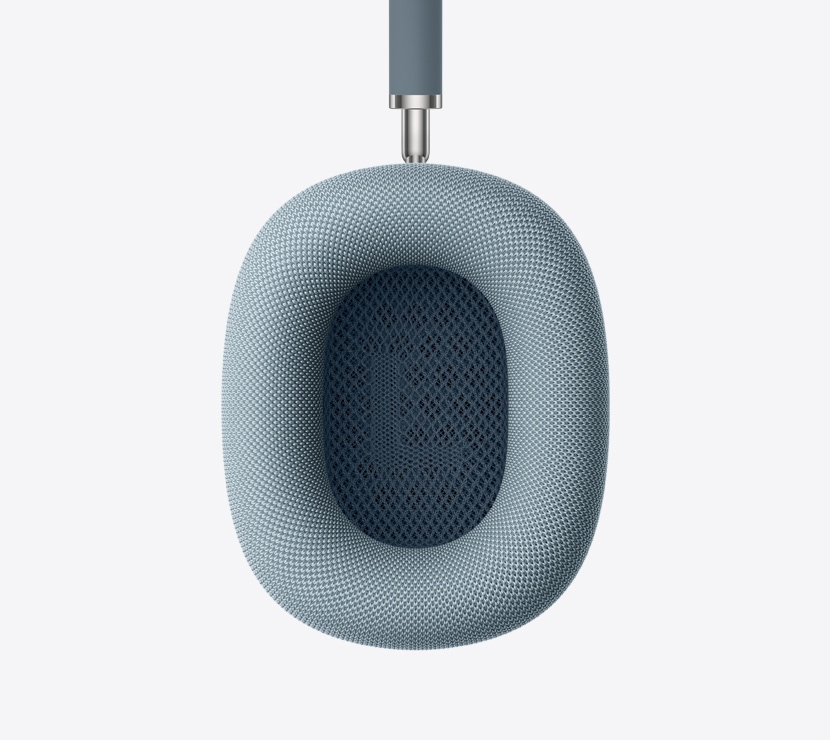 蓝色 AirPods Max 2 耳机，展示耳垫内侧的细节。