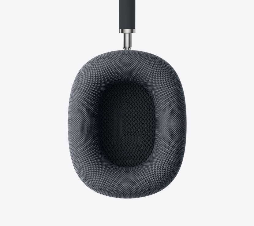 午夜色 AirPods Max 2 耳机，展示耳垫内侧的细节。