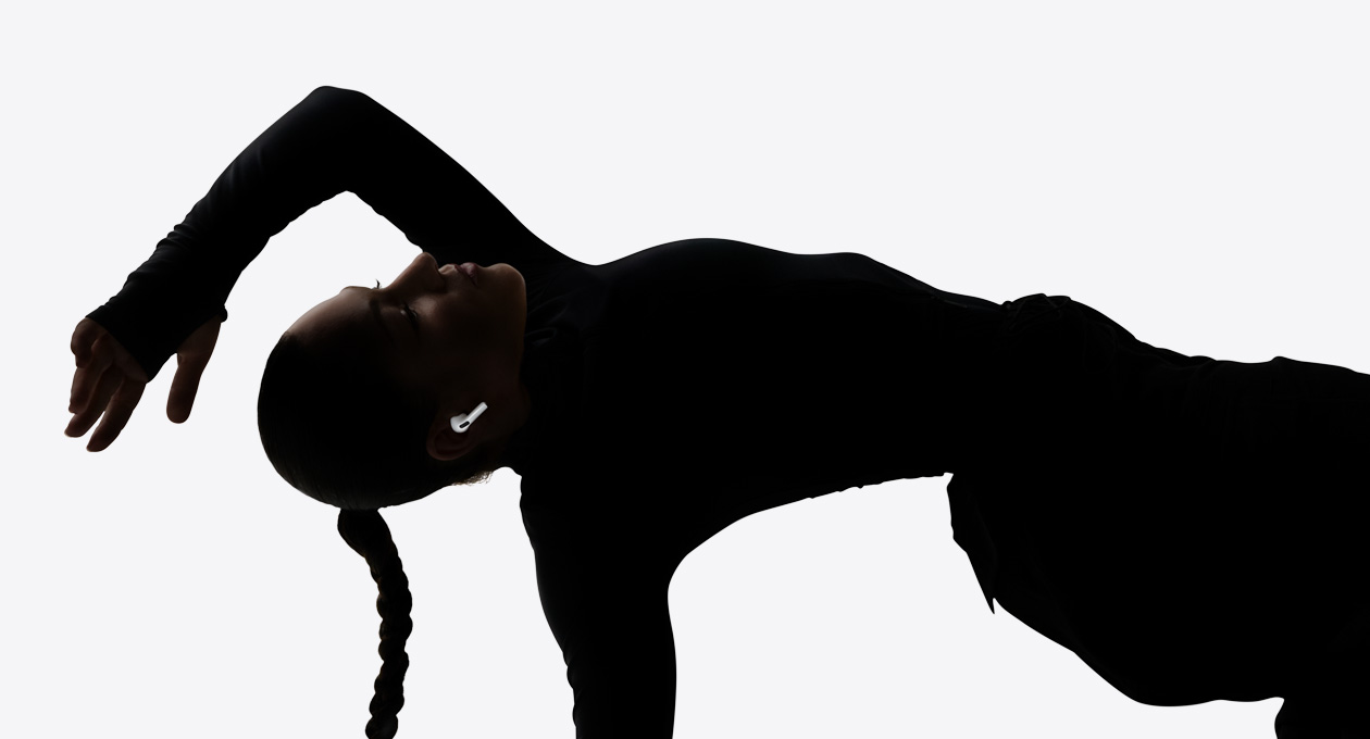 一位舞者的耳朵里戴着 AirPods Pro 3，享受解放双手的聆听体验