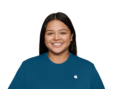 一个人身穿 T 恤，T 恤的右上方印有 Apple 标志