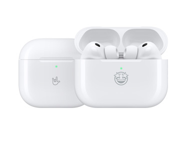 带有定制镌刻内容的 Apple 产品：一个MagSafe 充电盒 (USB-C) 正面刻有摇滚手势表情符号；一个 MagSafe 充电盒 (USB-C) 呈开启状态，展示 AirPods Pro 3，充电盒正面刻有星星眼表情符号