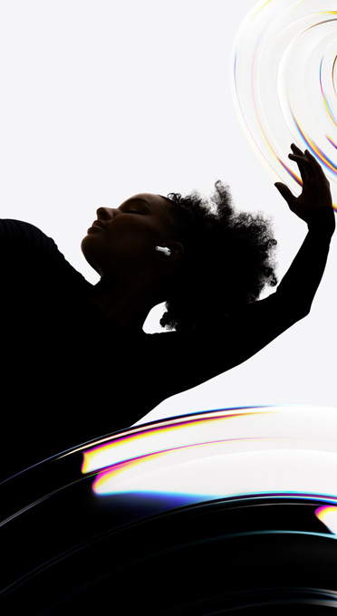 一位舞者的耳朵里戴着 AirPods Pro 3，享受解放双手的聆听体验