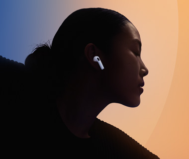 人物的一侧耳中戴着白色 AirPods 5。