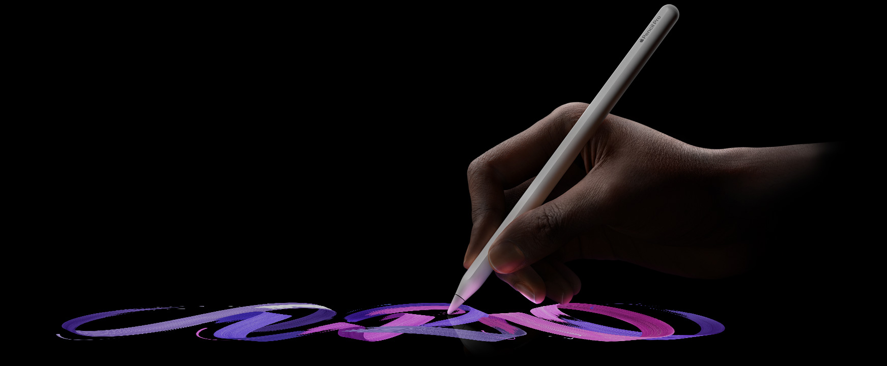 用户手拿 Apple Pencil Pro，醒目的笔触跟随笔尖流动。