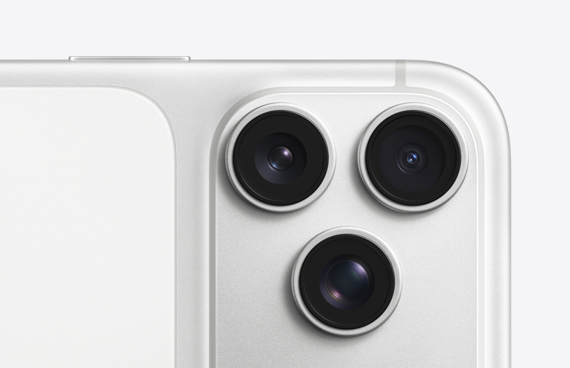 银色 iPhone 17 Pro 背面外观，展示 Pro 级拍摄系统，包括三颗镜头。