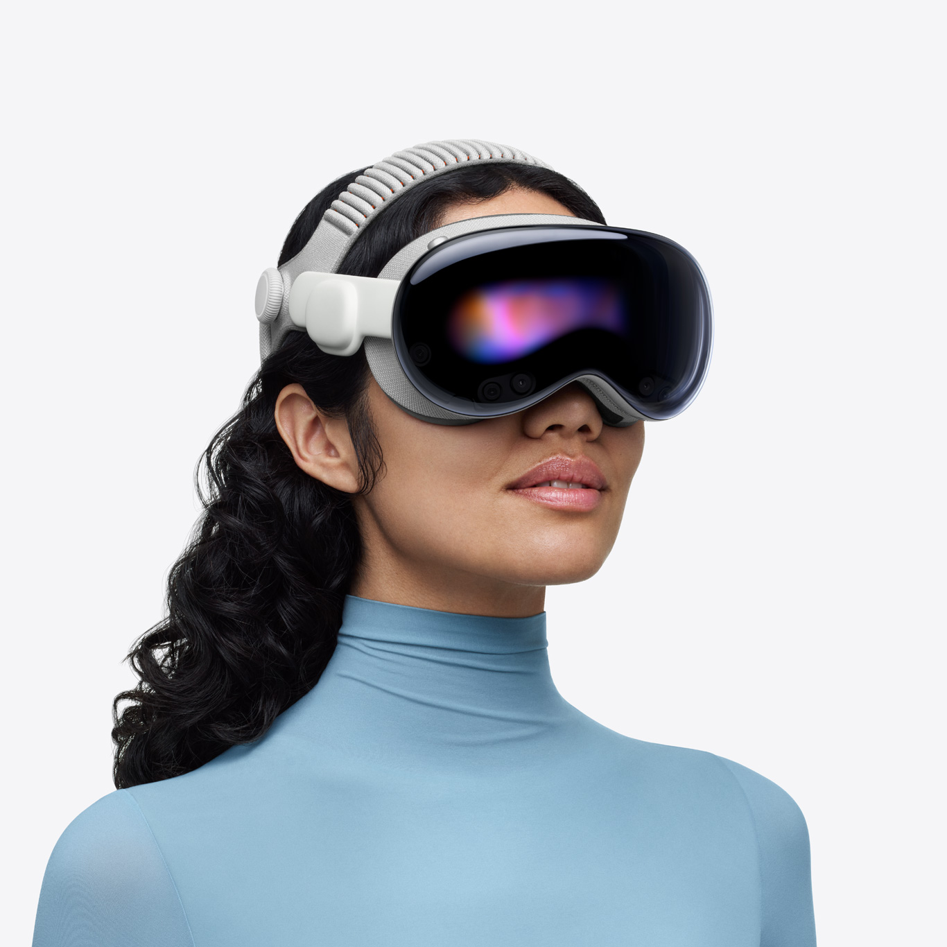 一个人戴着装有双圈编织头带的 Apple Vision Pro。