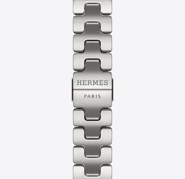 Satiné 缎灰色 Apple Watch Hermès Series 11 Grand H Fin 表带，展示表扣上镌刻的 Hermès 标志