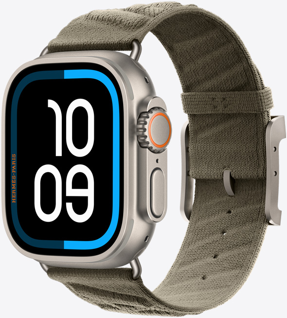 Apple Watch Hermès Ultra 3，展示原色钛金属表壳搭配 Gris Titane 钛灰色 En Mer 表带