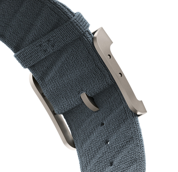 Apple Watch Hermès Ultra 3 En Mer 表带，展示 Bleu Gris/Bleu Glacier 灰蓝配冰川蓝色 (蓝灰色配浅灰色斜条纹) 配色、针织聚酰胺纱线材质、位于表带中央的调节孔，以及原色钛金属表扣。