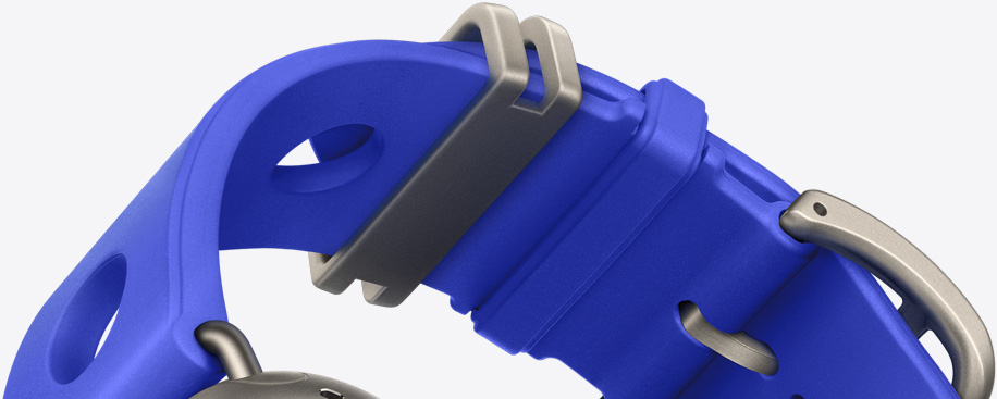 Apple Watch Hermès Bleu Néon 霓虹蓝色 (亮蓝色系) Scub’H Diving 表带，采用橡胶模塑成型，展示位于中央的圆形开孔、原色钛金属表扣和五金件。