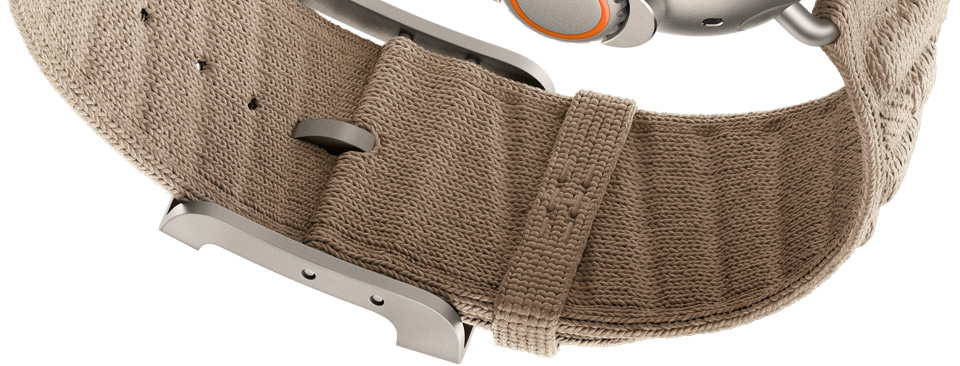Apple Watch Hermès Ultra 4 Argile 黏土色 (小麦色系) En Mer 表带,展示表扣的内侧细节和针织材质的纹理效果。