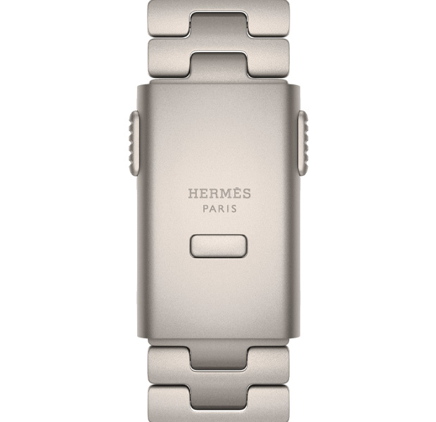 Apple Watch Hermès Ultra 4 Gris Titane 钛灰色 Grand H Titane 表带细节,展示表扣上镌刻的 Hermès 标志。