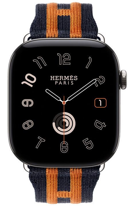 Apple Watch Hermès Series 12,展示 Radial 模拟表盘 (时针、分针和秒针,以及日期、健身圆环复杂功能)、银色钛金属表壳、右侧外观、数码表冠、凸起的侧边按钮,搭配 Bleu Nuit/Orange 午夜蓝配橙色 Rocabar Club 表带,表带采用深蓝色针织材质,饰有橙色凸起条纹,呈现 Hermès 爱马仕 H 标志。