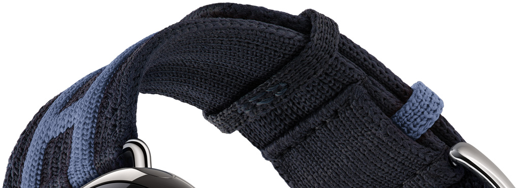 Apple Watch Hermès Series 12 Bleu Nuit/Bleu Brighton 午夜蓝配布莱顿蓝色 Rocabar Club 表带细节,展示深蓝色针织材质,以及呈现 Hermès 爱马仕 H 标志的浅蓝色凸起条纹。