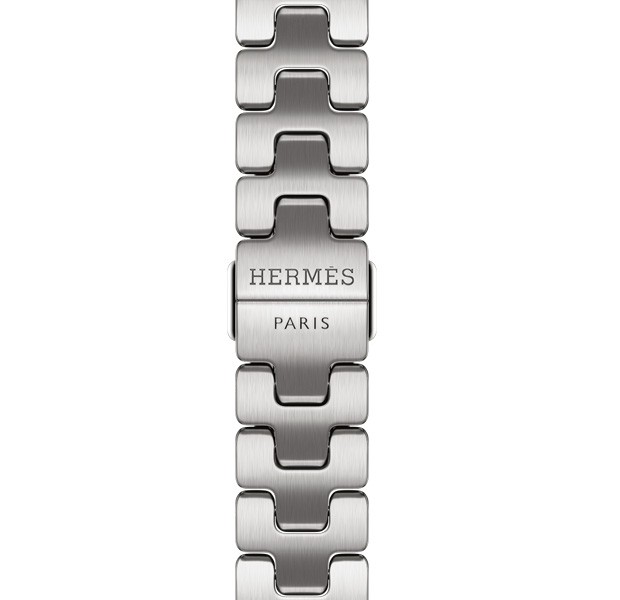 Apple Watch Hermès Series 12 Satiné 缎灰色 Grand H Fin 表带细节,展示表扣上镌刻的 Hermès 标志。