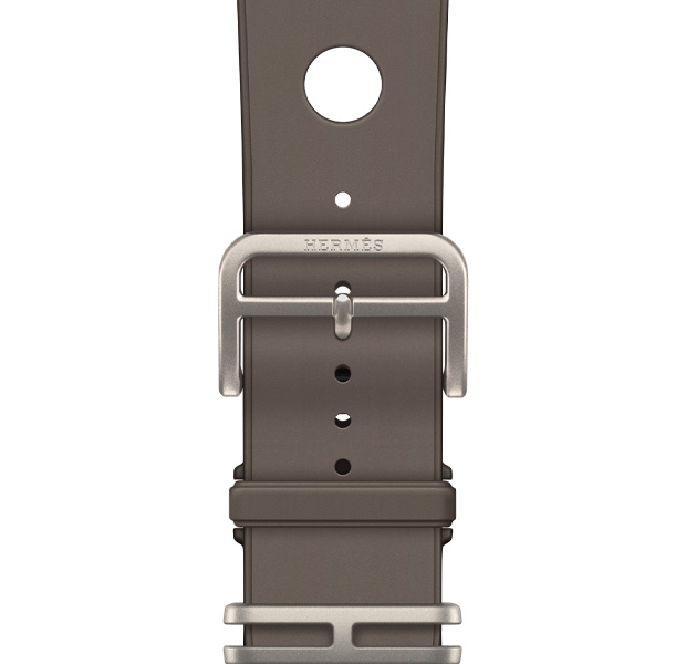 Apple Watch Hermès Ultra 4 Gris Titane 钛灰色 (灰色系) Scub'H Diving 表带,展示表扣细节、顺滑的模塑橡胶材质和位于中央的圆形开孔。